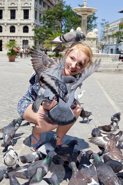 Mujer feliz con palomas en La Habana — Foto de Stock