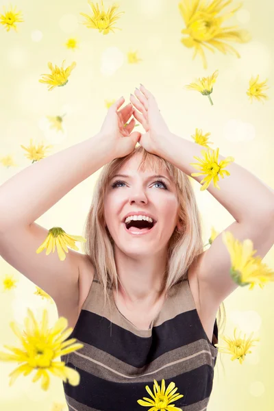 Счастливая женщина с цветами — стоковое фото