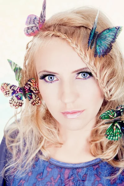 Vrouw met vlinders — Stockfoto
