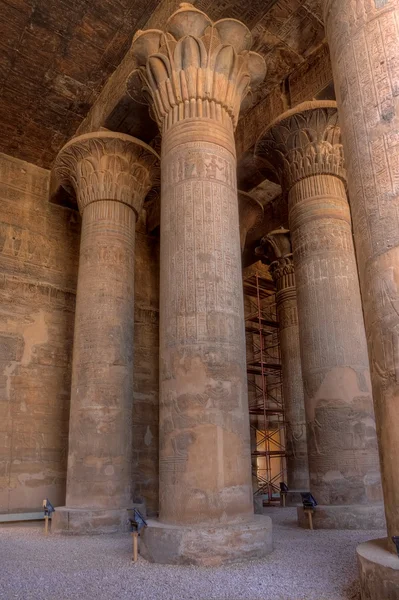 Colunas altas magníficas no templo de Khnum, Egito — Fotografia de Stock