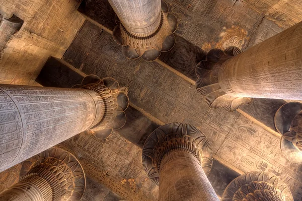 Wspaniałe kolumny w świątyni Chnum, Egipt — Zdjęcie stockowe