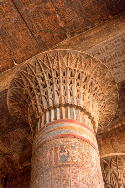 Capitale d'une grande colonne à Esna, Egypte — Photo