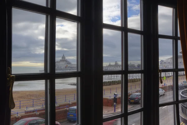 Fönster med utsikt över eastbourne pier — Stockfoto