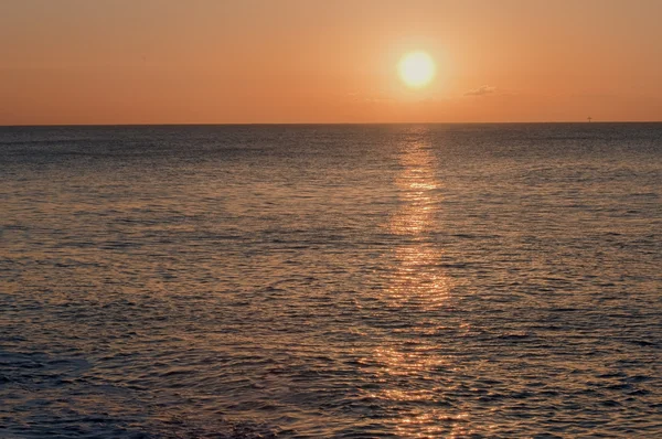Salida del sol sobre el mar — Foto de Stock
