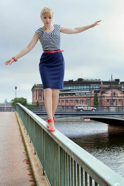 Kvinna på en bro — Stockfoto