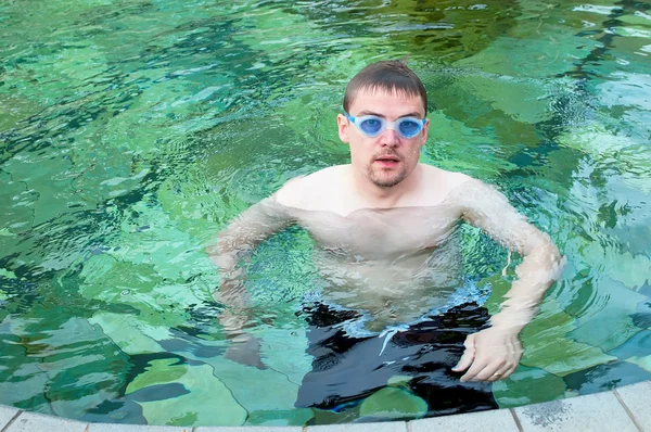 Человек в бассейне — стоковое фото