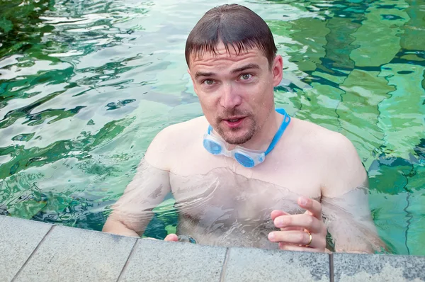 Man in een pool — Stockfoto