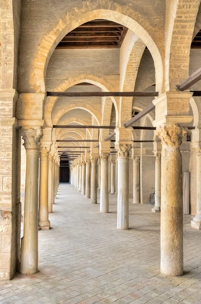 Prohnul se podkovu portikus Velké mešity v regionu kairouan — Stock fotografie