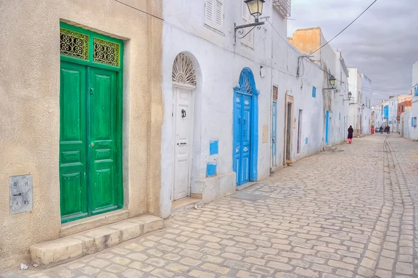 Kleurrijke deuren van kairouan medina — Stok fotoğraf