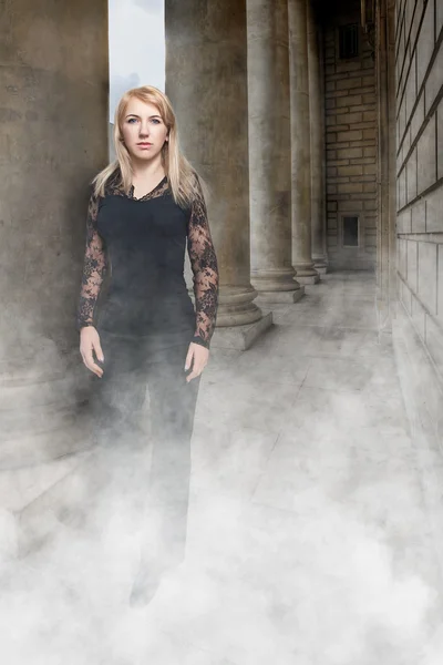 Vrouw in de mist — Stockfoto