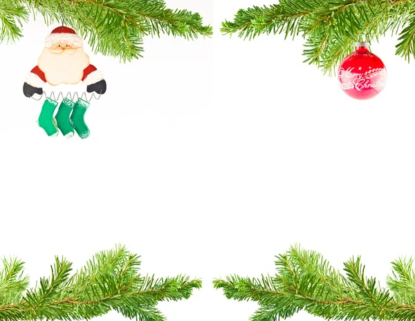 Рождественский орнамент, висящий на вечнозеленом ветке — стоковое фото