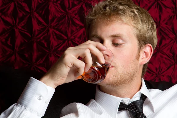 Uomo che beve alcol — Foto Stock