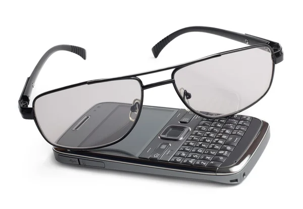 Óculos e telefone celular isolados em branco — Fotografia de Stock