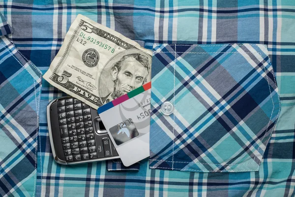 Dinero, teléfono y tarjeta de crédito en camisa de bolsillo — Foto de Stock