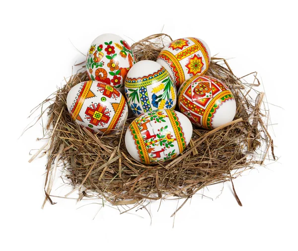 Œufs de Pâques dans le nid isolé sur blanc — Photo