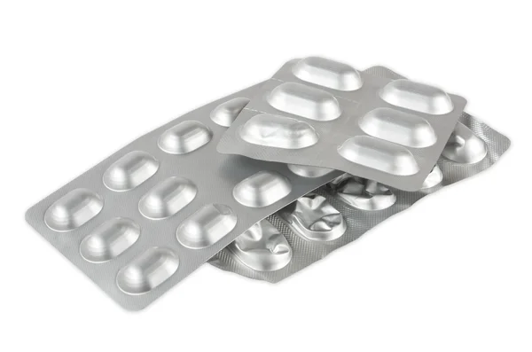 Tabletki w blistrach wyizolowane na białym — Zdjęcie stockowe