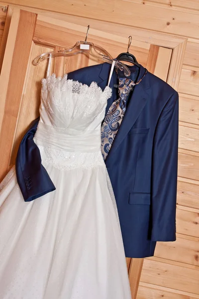 Svatební šaty a oblek — Stock fotografie