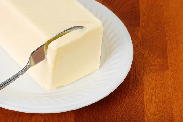 Faca em manteiga — Fotografia de Stock