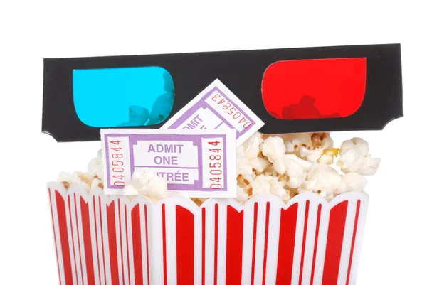 Primeros planos entradas de cine palomitas de maíz y gafas 3D — Foto de Stock