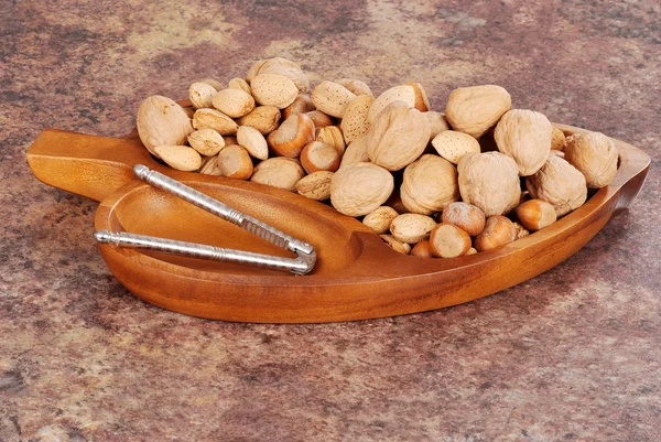 Змішані горіхи в дерев'яній мисці — стокове фото