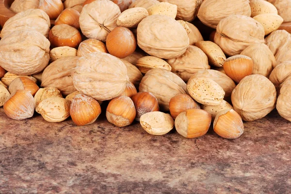 Купа змішаних горіхів — стокове фото