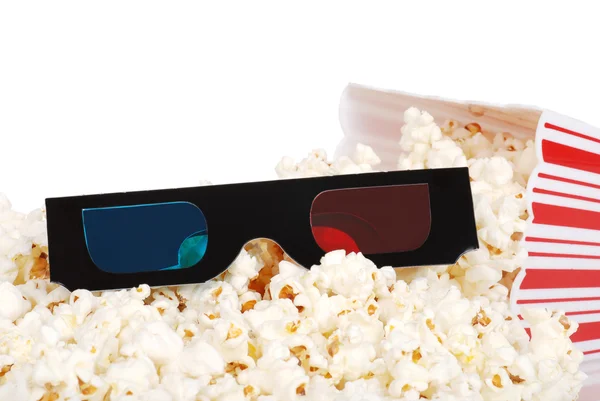 Verschüttetes Popcorn mit 3D-Gläsern — Stockfoto