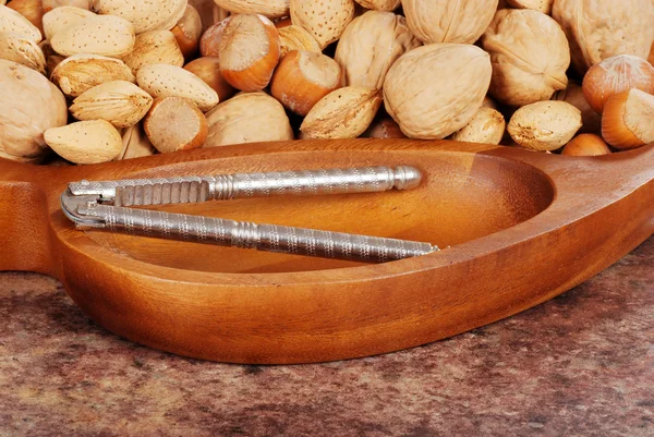 Асорті з горіхами в дерев'яній мисці — стокове фото