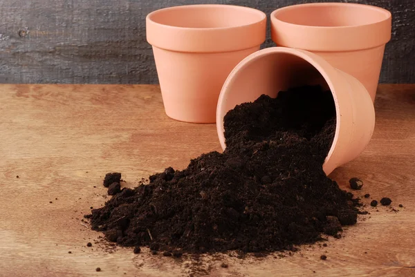 Garden Clay pot con sporcizia rovesciata — Foto Stock
