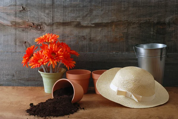 Jardinería naturaleza muerta con sombrero de paja de las señoras — Foto de Stock