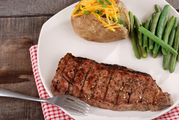 Barbecue strip loin biefstuk met groenten — Stockfoto