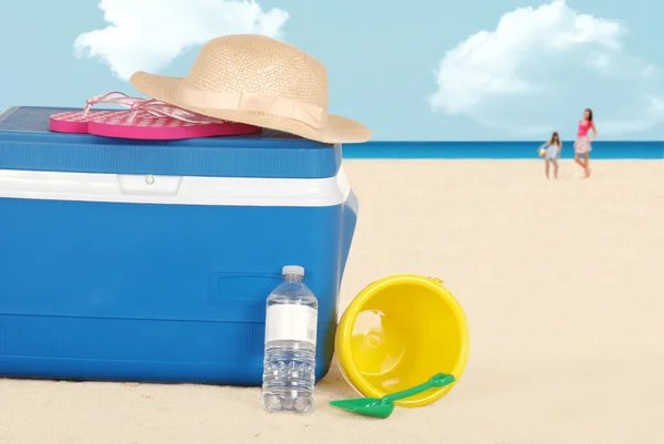 Refrigerador de praia com chapéu e garrafa de água — Fotografia de Stock