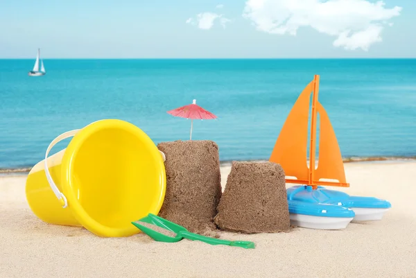 Castello di sabbia con giocattoli — Foto Stock