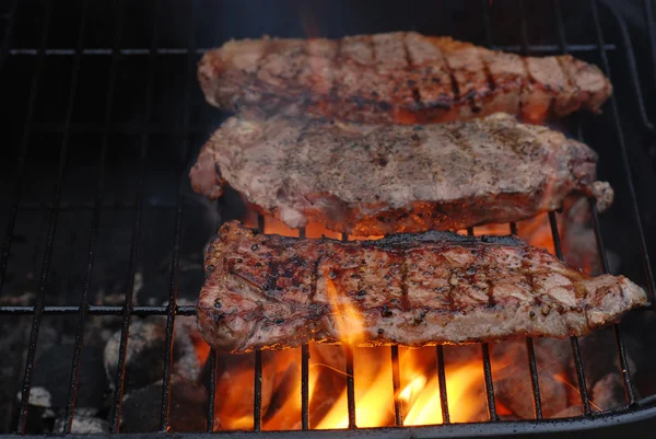 Steaks de longe sur le barbecue — Photo