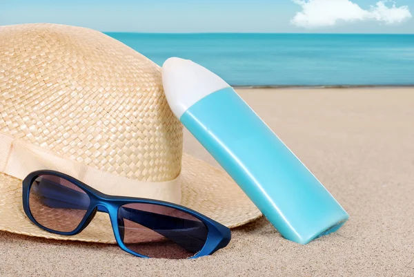 Sombrero de loción bronceadora se centran en gafas de sol — Foto de Stock