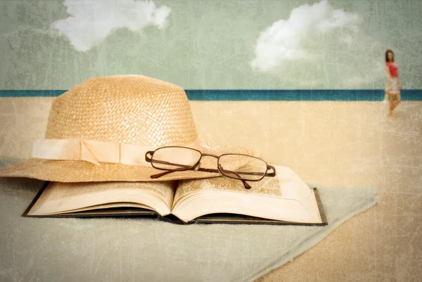 Vintage beach with book and hat — Stock Photo, Image
