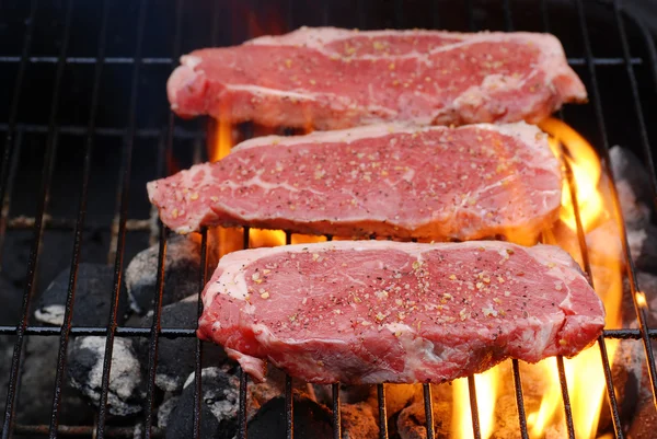 Barbecueën strip loin steaks — Stockfoto