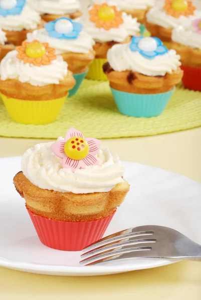 Springtime flower cupcakes — Stock Photo, Image