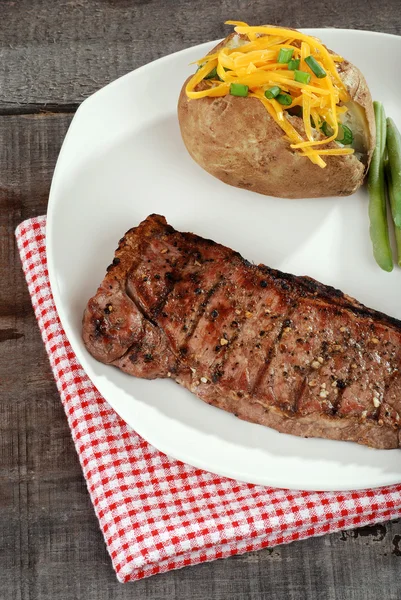 Bovenaanzicht strip loin biefstuk — Stockfoto