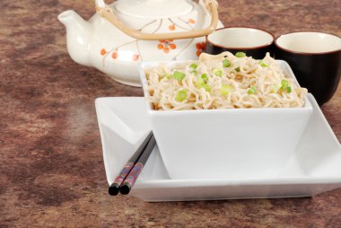 çaydanlık ve bardak ile Asya erişte