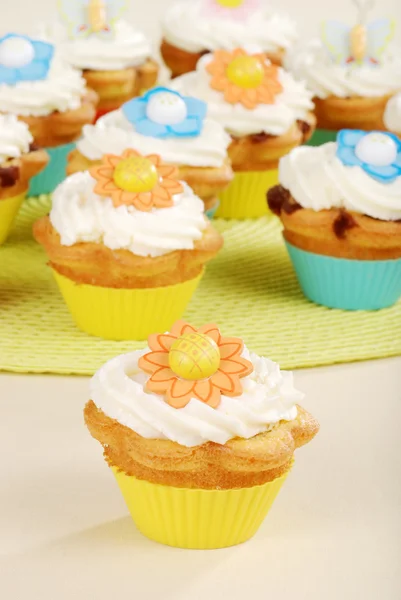 Fechar cupcake flor primavera — Fotografia de Stock