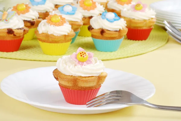 Cupcakes de primavera coloridos — Fotografia de Stock