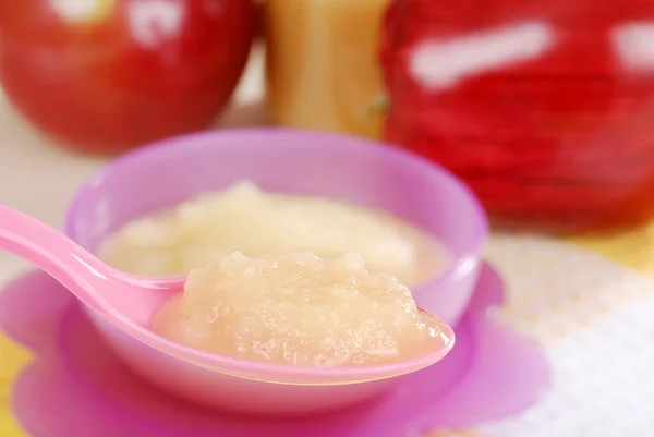 Macro baby salsa di mele su un cucchiaio — Foto Stock
