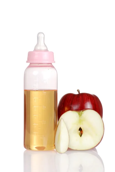 Garrafa de bebê rosa com suco de maçã fresco — Fotografia de Stock