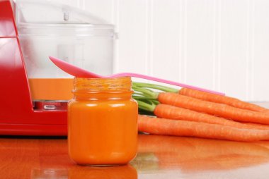 ev yapımı bir carrot bebek maması kaşık ile