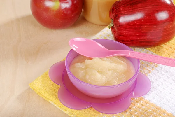 Cibo salsa di mele bambino con cucchiaio — Foto Stock