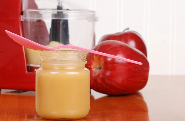 Primer plano casero salsa de manzana bebé — Foto de Stock