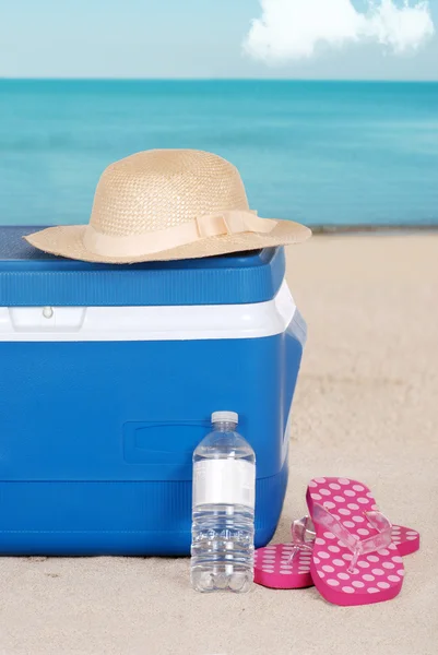 Sombrero de mujer más fresco y sandalias en la playa —  Fotos de Stock