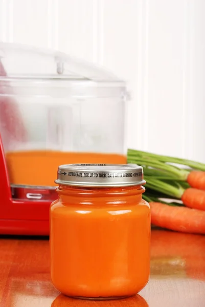 Aliments maison pour bébés carottes — Photo