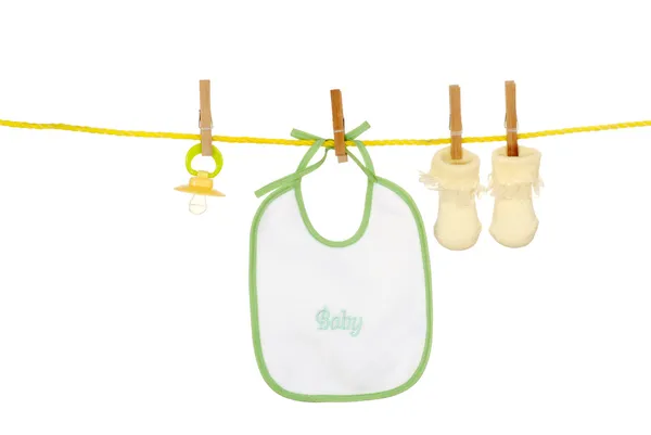 Isolierte Baby-Latzsocken auf einer Wäscheleine — Stockfoto