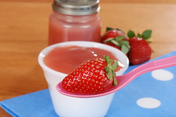 有机草莓婴儿食品概念 — 图库照片